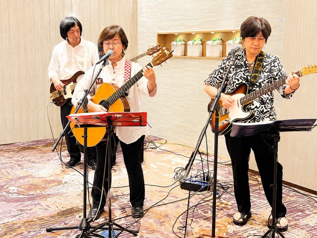 生バンドで暑さをぶっとばせ例会「ショートフィンガー」さんによる演奏
